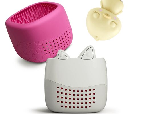 Toniebox Lite, an audio player for kids with Sleepy Duck Tonie audio figurine and pink cover | Illustration